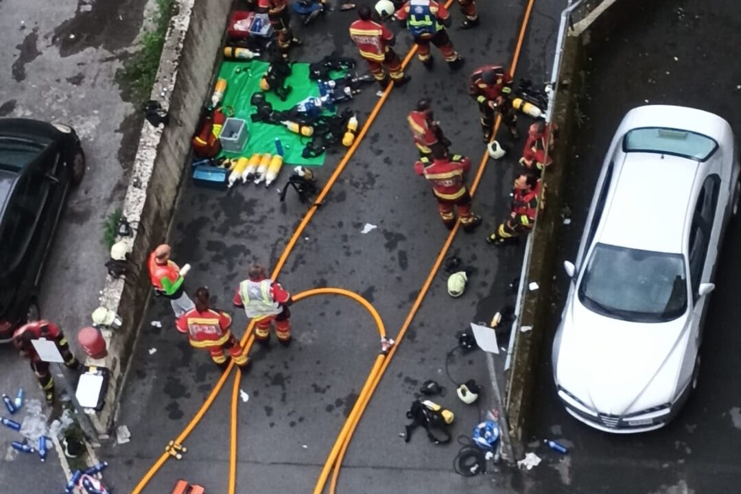 Un incendio en un garaje de Zamakola obliga a desalojar un edificio