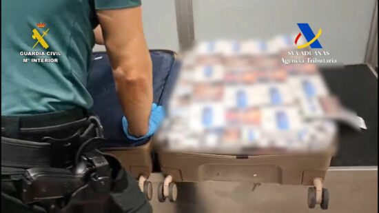 Intervienen 3.800 cajetillas de tabaco de contrabando a dos pasajeras en el aeropuerto de Bilbao