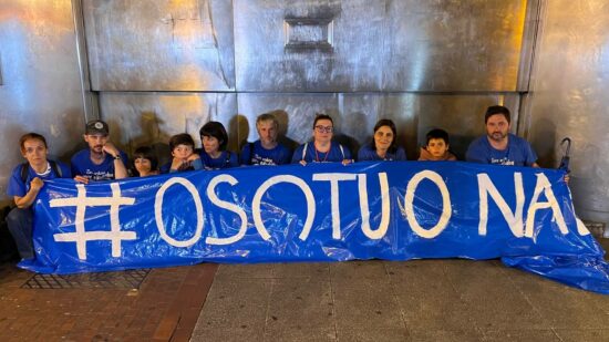 Primera noche de la huelga de hambre de las familias de Osotu: «Ha sido durilla pero aquí seguiremos»