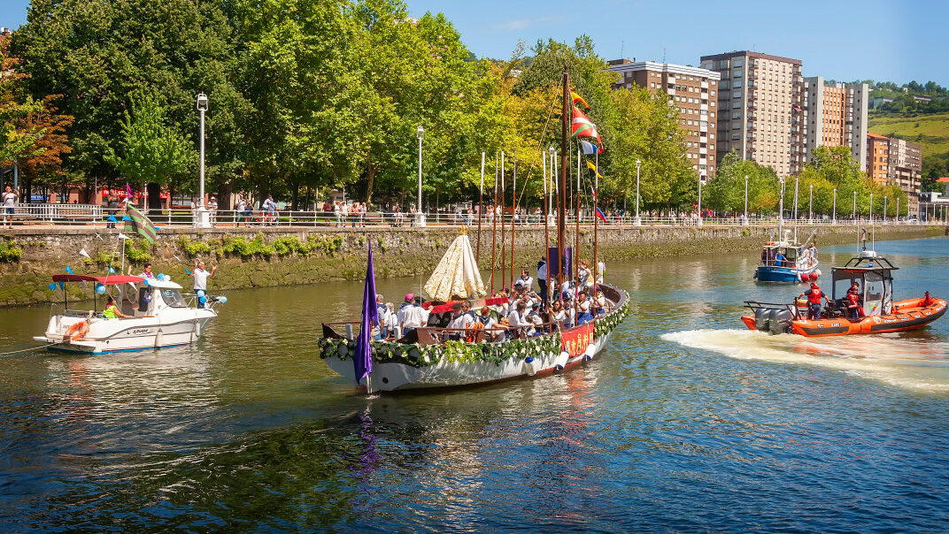 La procesión náutica de la Amatxu de Begoña celebra su quinta edición