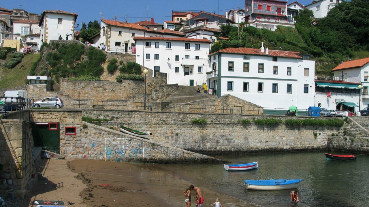 El Ayuntamiento de Getxo respalda a la Policía y llama a disfrutar las fiestas con respeto tras los altercados de Algorta