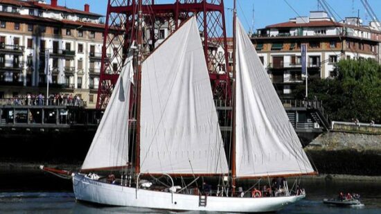 El velero de prácticas de la EHU, “El Saltillo” visita el puerto de Lekeitio