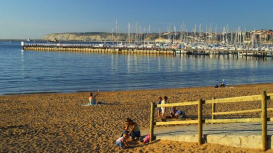Las medusas y una bandera roja complican el baño en varias playas de Bizkaia