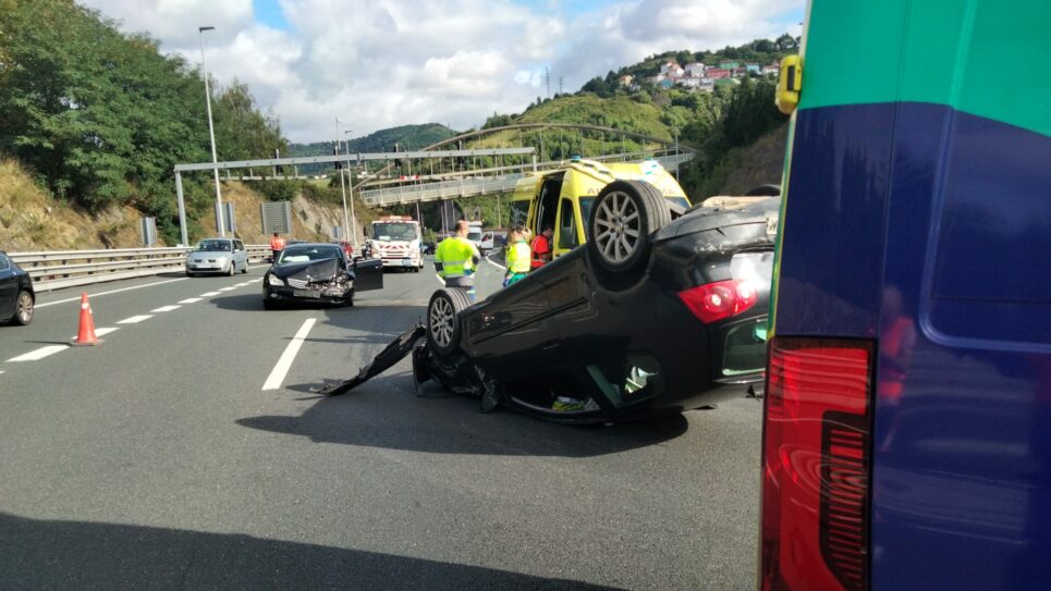 Dos personas heridas en una colisión entre dos vehículos en la A-8 sentido Santander