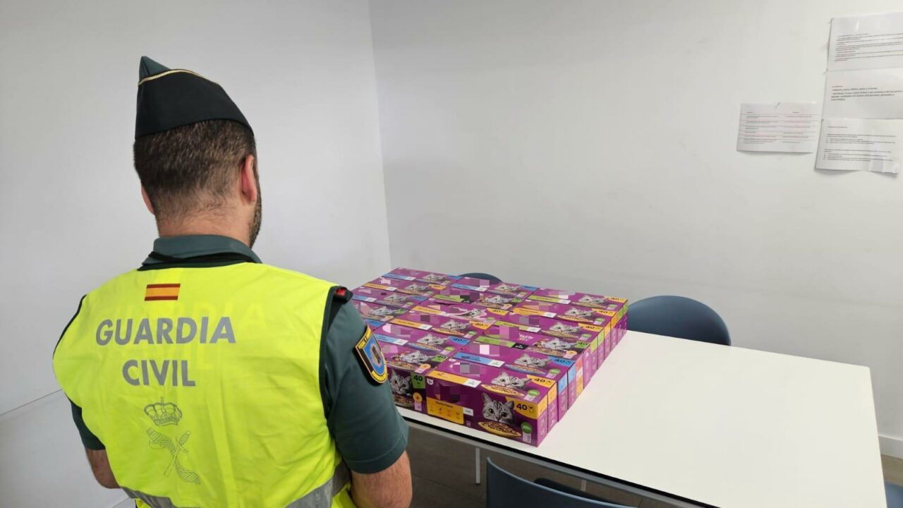 La Guardia civil incauta 61 kilos de comida de gato a un pasajero del ferry