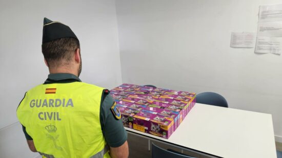 La Guardia civil incauta 61 kilos de comida de gato a un pasajero del ferry