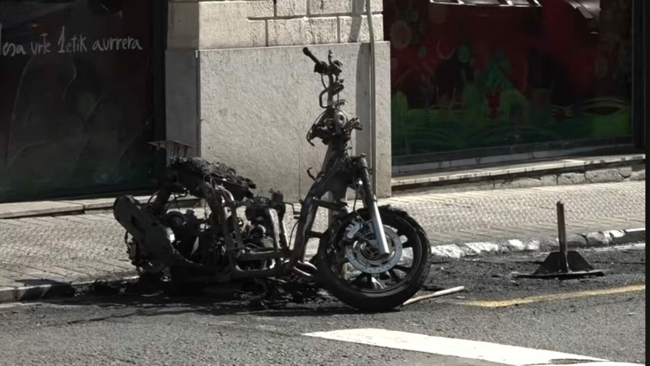 Oleada de incendios en la calle General Salazar de Bilbao: «Que le encierren en un manicomio»