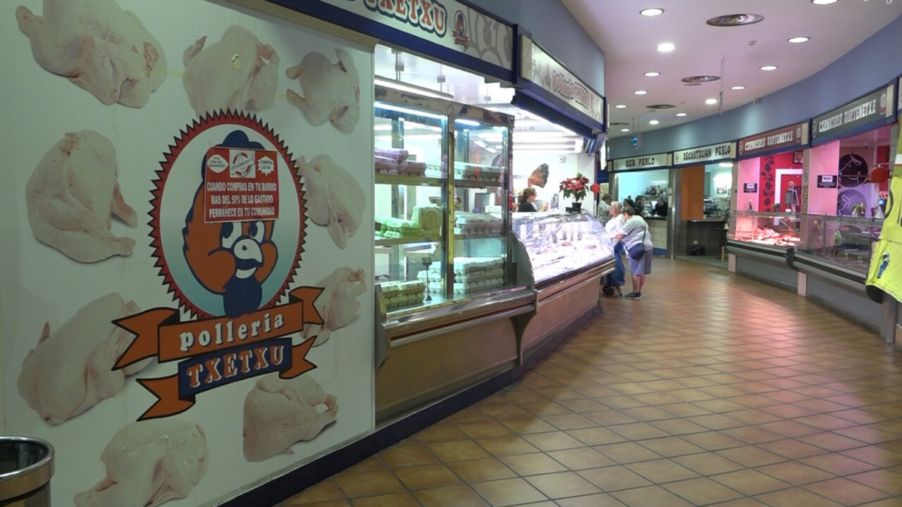 Dos puestos históricos del mercado de Otxarkoaga, al borde del cierre por una disputa entre socios