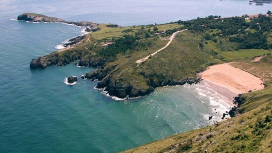 Rescatan a una mujer arrastrada por la corriente en la playa de Sonabia en Cantabria