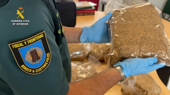 Intervenidos 13 kilos de tabaco de contrabando en una empresa de paquetería de Bizkaia