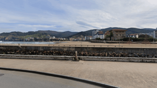 Sin banderas rojas en las playas de Bizkaia, pero sí medusas