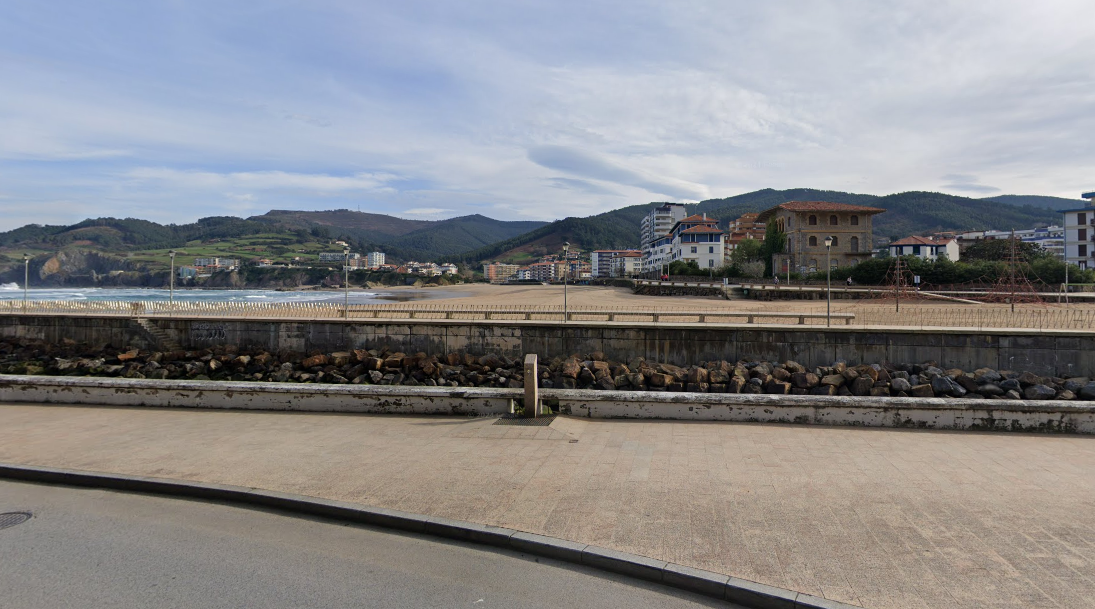 Seis playas de Bizkaia prohíben el baño, incluida La Arena por presencia de medusas