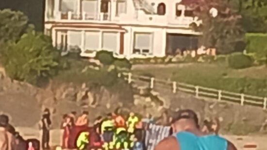 Rescatan a una mujer con signos de ahogamiento en la playa de Laga