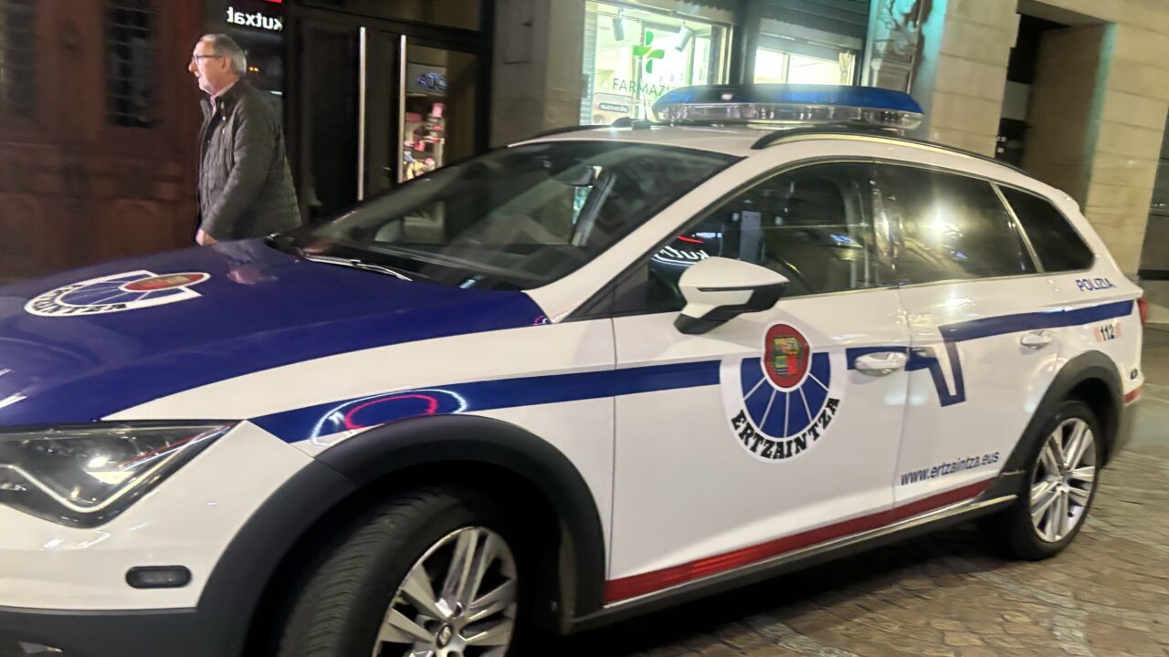 Dos detenidos y un herido muy grave en una pelea con destornilladores en Algorta
