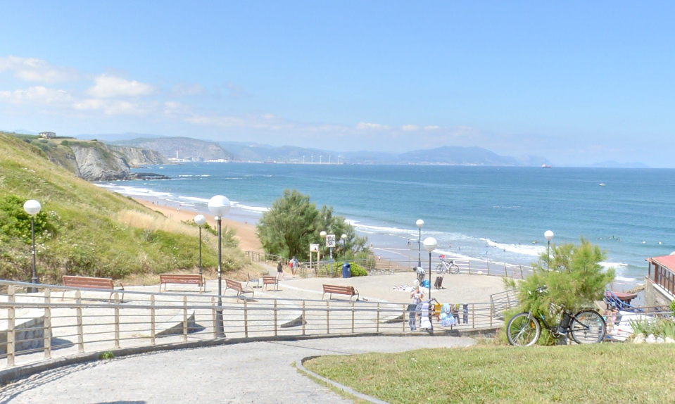 La bandera roja ondea en dos playas de Bizkaia y hay presencia de medusas