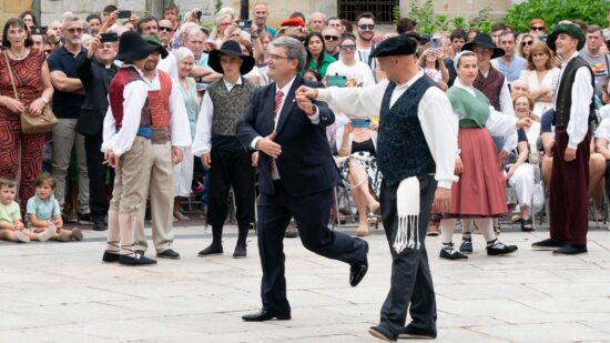 Juan Mari Aburto se prepara para bailar el aurresku de Begoña pese a sus molestias de cadera