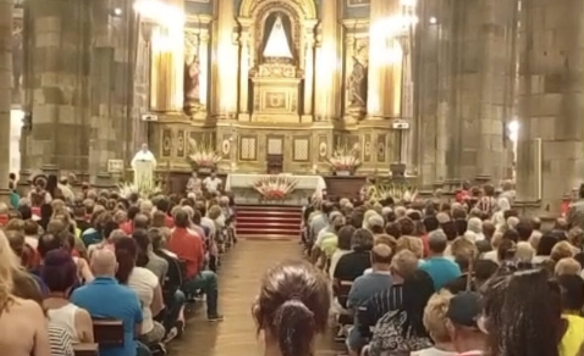 Miles de fieles peregrinan para honrar a la Amatxu desde la madrugada