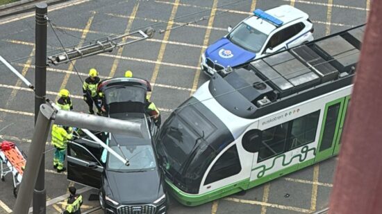 Tres heridos por el choque del tranvía y un coche en Bilbao