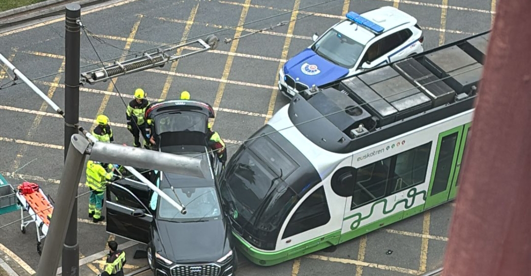 Tres heridos por el choque del tranvía y un coche en Bilbao
