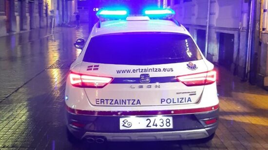 La Ertzaintza detiene a dos hombres por un robo con fuerza en un local de San Adrián