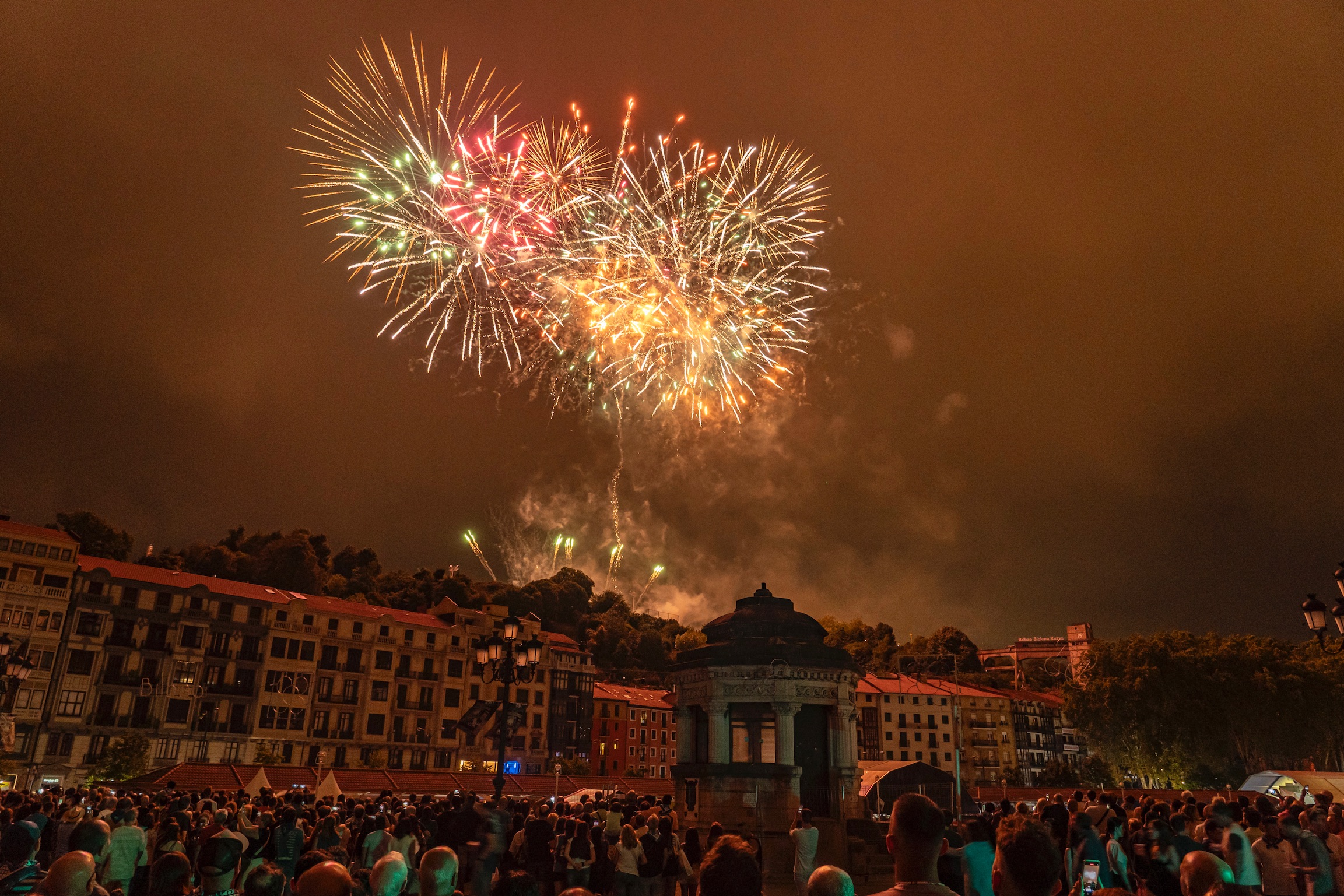 La compañía Supernova de Uruguay iluminó la tercera noche de Aste Nagusia
