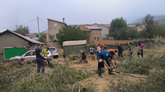 Bilbaínos luchan contra el fuego en León: «Los voluntarios y las ovejas están salvando los pueblos»