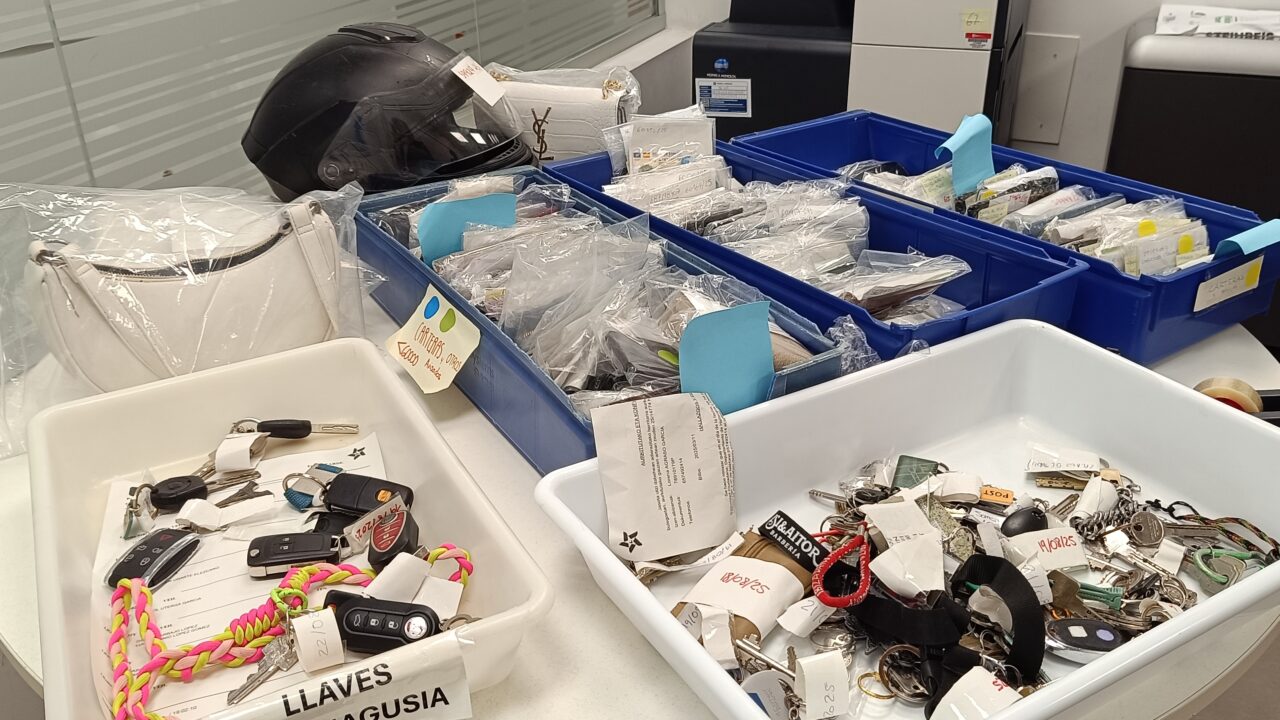Cinco Rolex, un casco y una maleta: los hallazgos más curiosos de Aste Nagusia