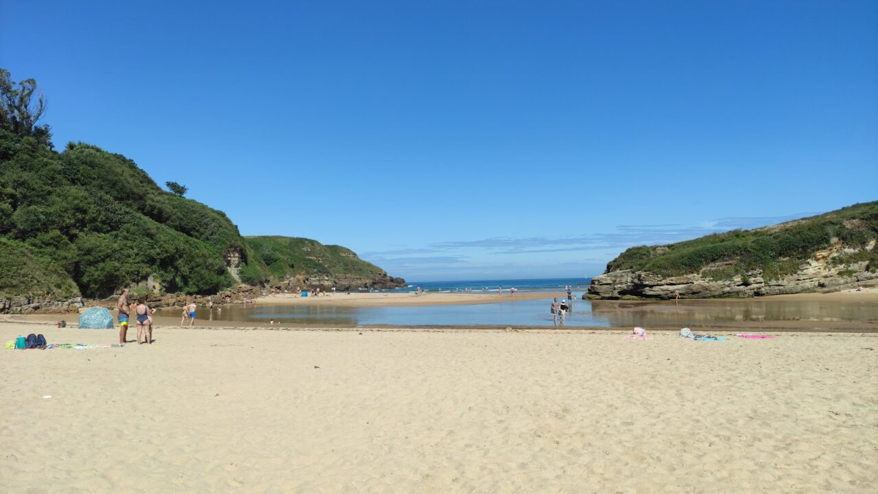 Cierran la playa de Galizano por un brote de gastroenteritis que afecta a 13 niños