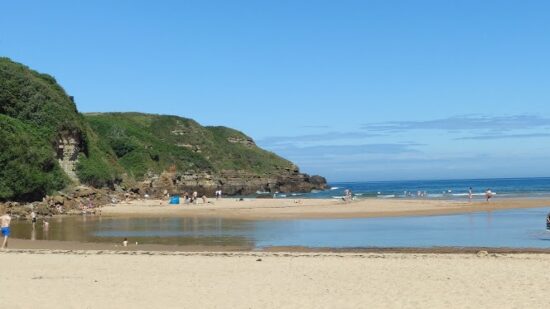 Cierran la playa de Galizano por un brote de gastroenteritis que afecta a 13 niños