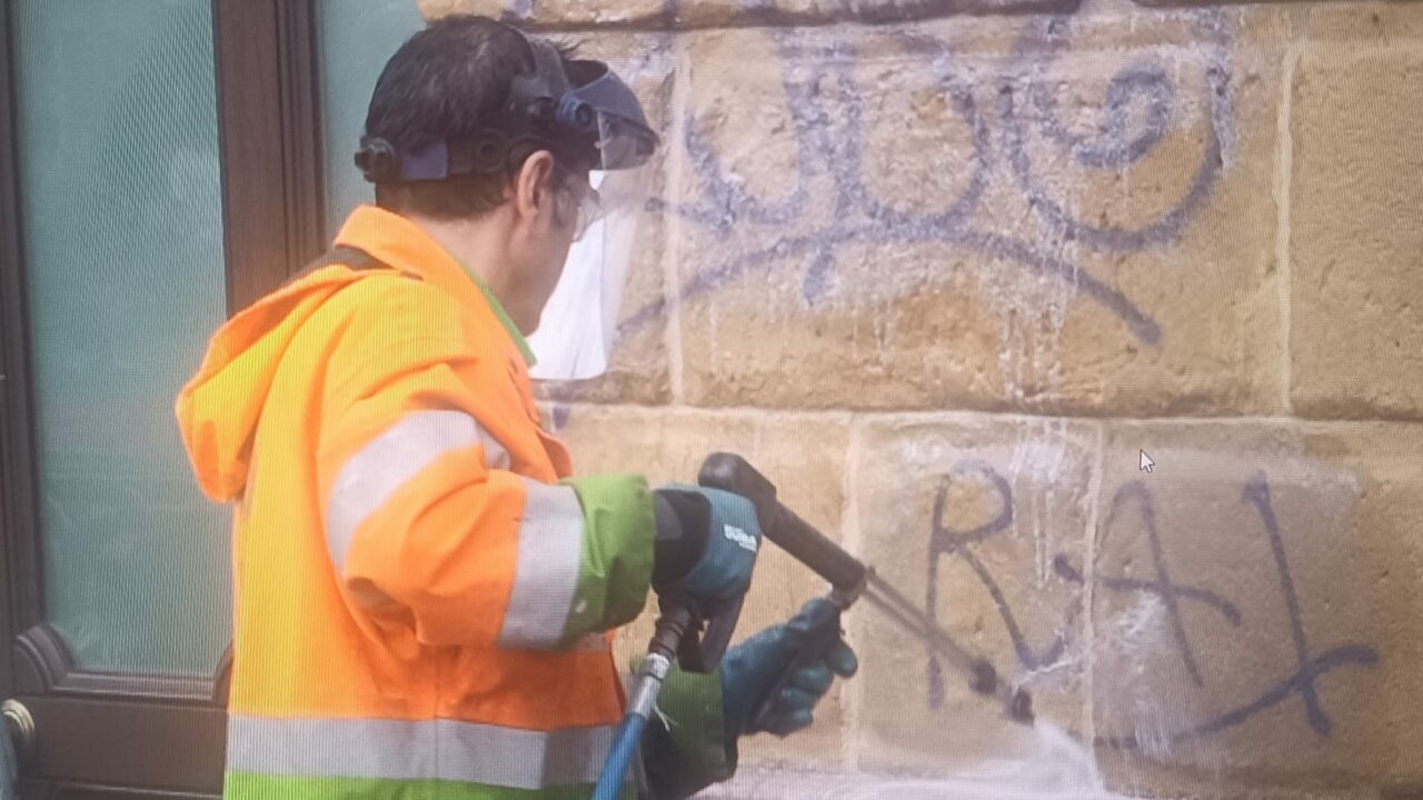 Inicia la limpieza de las pintadas en el Teatro Arriaga tras un acto vandálico