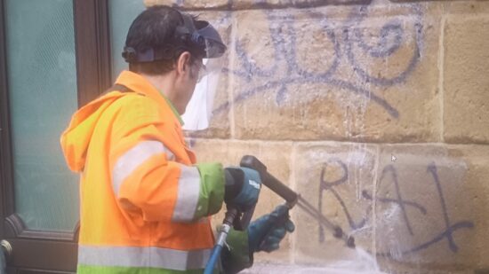 Inicia la limpieza de las pintadas en el Teatro Arriaga tras un acto vandálico