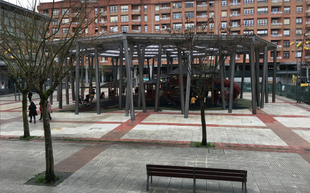 Galdakao repara la cubierta del parque infantil de la plaza Lehendakari Agirre