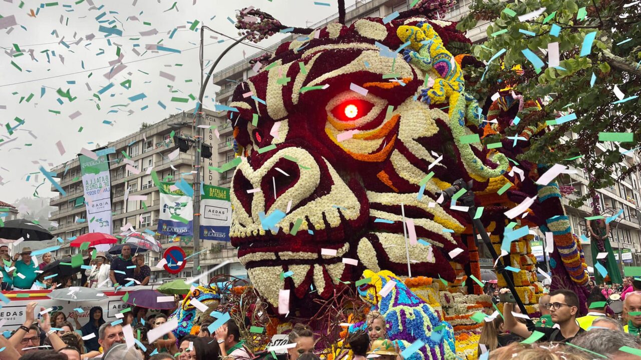 Más de un siglo de color: la Batalla de Flores que emociona a Laredo