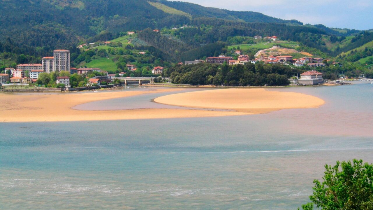 Solo una playa de Bizkaia luce bandera verde este viernes