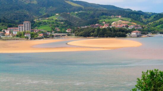 Solo una playa de Bizkaia luce bandera verde este viernes