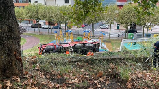 Un camión de bomberos cae desde la carretera del Aeropuerto a un parque infantil en Sondika
