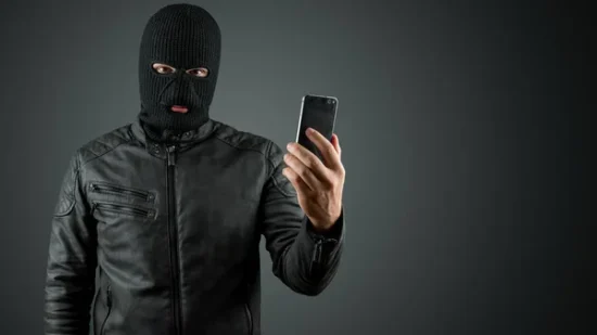 Le roba el móvil en Balmaseda y le obliga a sacarse un selfie con él