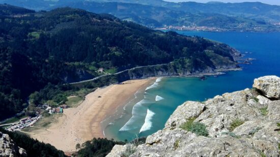 El mar en Euskadi se calienta: 2025 roza récords de temperatura en la costa