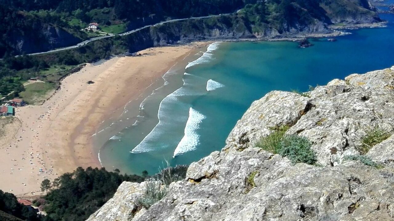 Alerta en las playas de Bizkaia: numerosas banderas rojas prohíben el baño este martes