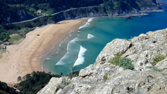 Alerta en las playas de Bizkaia: numerosas banderas rojas prohíben el baño este martes