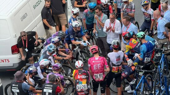 Insólita reunión de equipos antes de la salida de La Vuelta en Bilbao