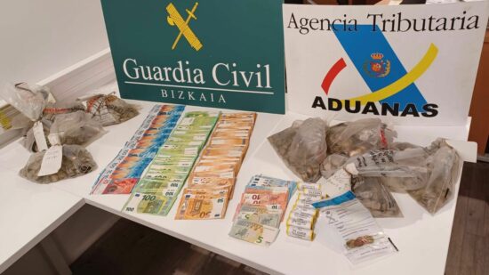 Intervenidos más de 25.000 euros sin declarar en el aeropuerto de Bilbao