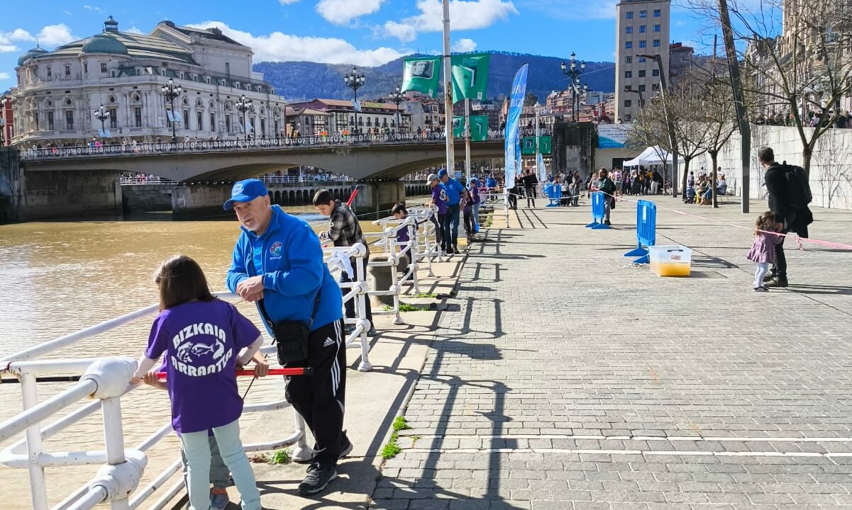 Jara y sedal en el Muelle de Ripa: Arranca la Escuela de Pesca en Bilbao