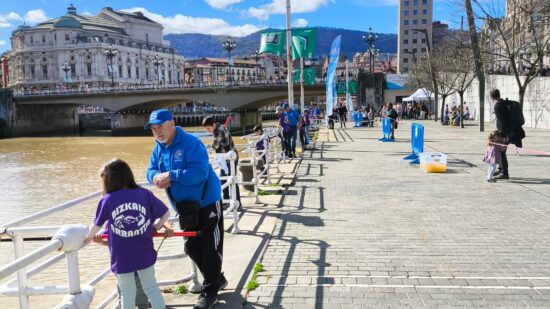 Jara y sedal en el Muelle de Ripa: Arranca la Escuela de Pesca en Bilbao
