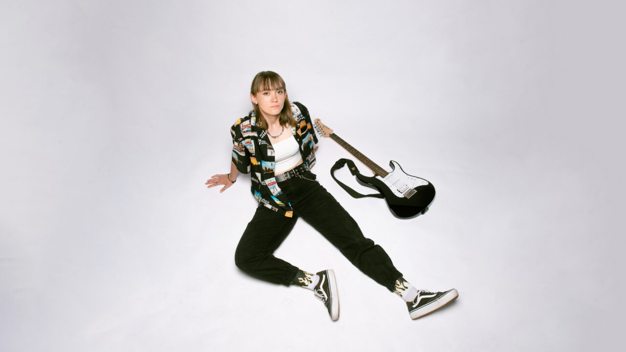 La Júls emociona con “Chica de los Ojos Café” y anuncia concierto acústico en Bilbao