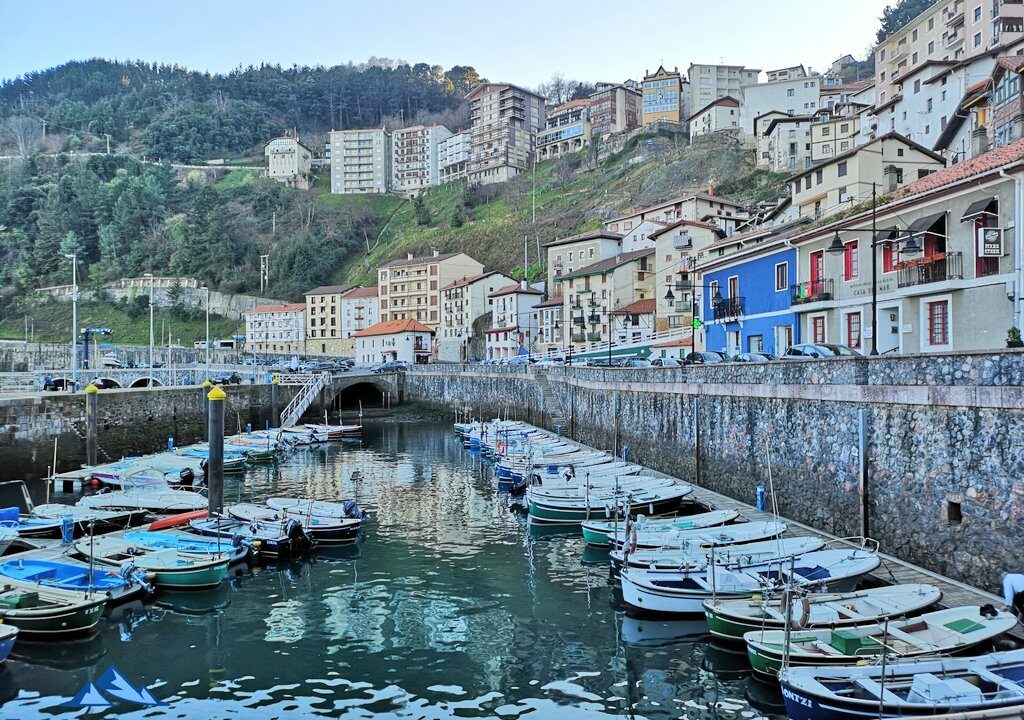 Este es el pueblo vertical de Bizkaia que desafía la gravedad y enamora al visitante