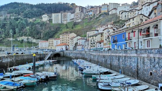 Este es el pueblo vertical de Bizkaia que desafía la gravedad y enamora al visitante