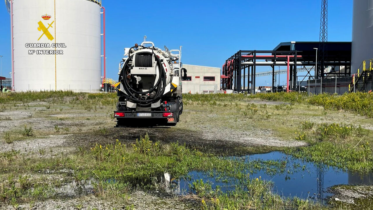 Sorprenden a un camión vertiendo residuos contaminantes en el puerto de Bilbao
