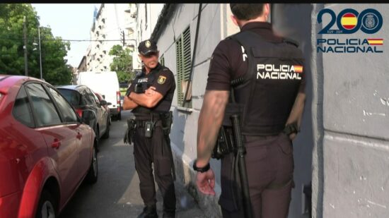 Desalojan y detienen a cuatro inquilinos de una casa ocupada en Sondika