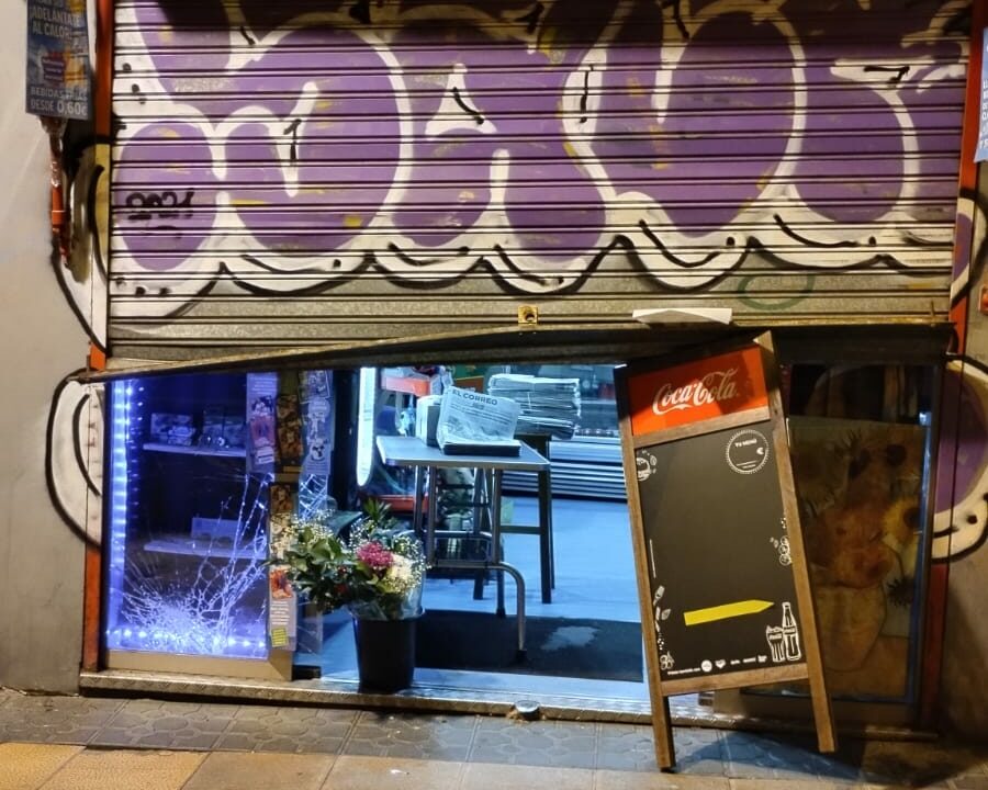 Los comerciantes de Rekalde no duermen tranquilos: «Hay robos casi todas las noches y nadie hace nada»